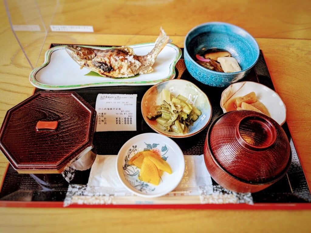 のとろ館のひらめ塩焼き定食