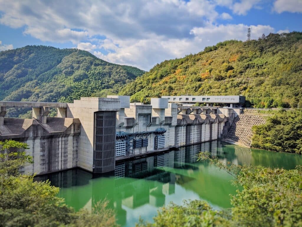 苫田ダムの外観