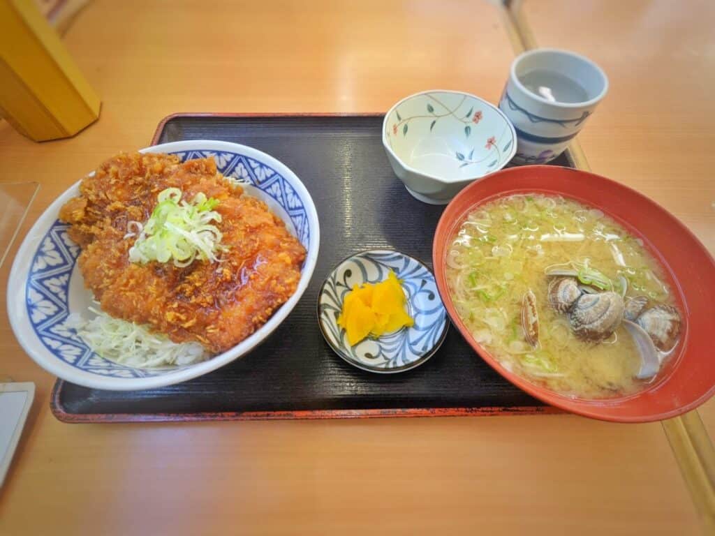 つるやの鶏たれかつ丼あさり汁セット