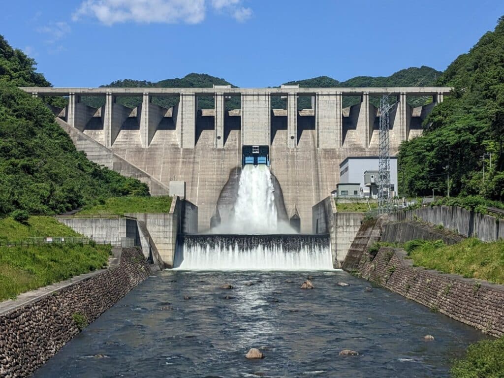 下流公園から見た苫田ダム