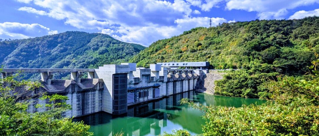 奥津湖側から見た苫田ダム